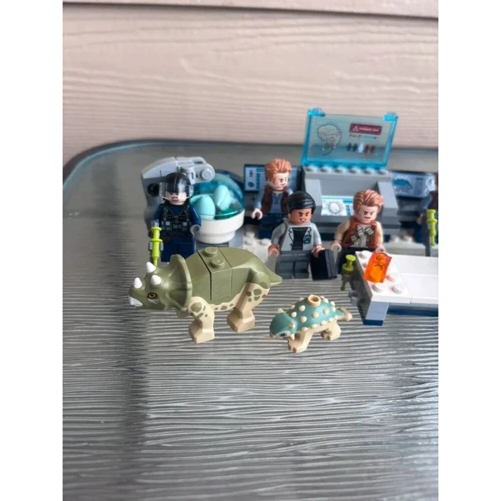 Lego Jurassic World Dr Wu’s Lab Bady Dinosaur Breakout + Pteranadon Chase